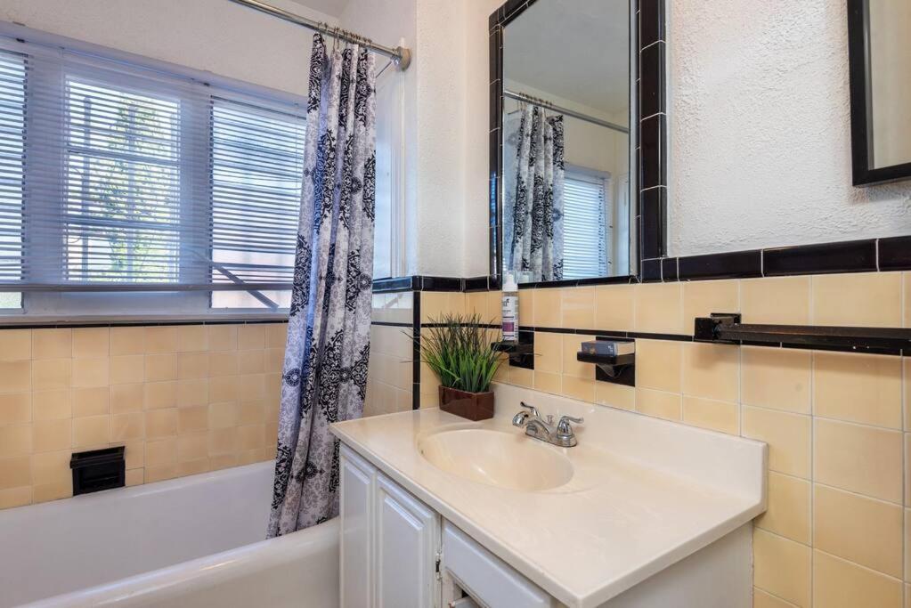 Serenity In The City: 2br W/ Hot Tub Holiday home *